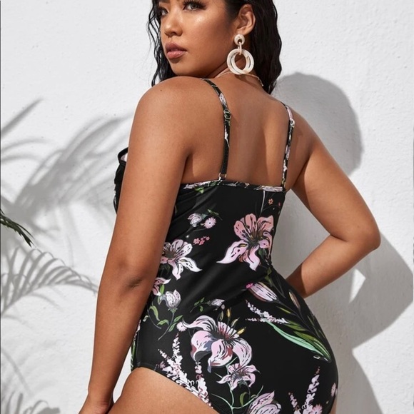 3/$25 🤗 Shein Plus size 2x one piece suit. Criss cross back straps - Picture 2 of 8